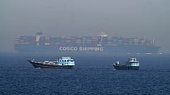 Zdj. archiwalne: Dwie łodzie typu dhow płyną obok dużego kontenerowca w Cieśninie Ormuz, 19 maja 2023 r.