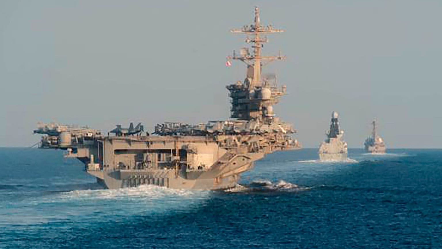 EL PORTAAVIONES USS ABRAHAM LINCOLN, EL DESTRUCTOR DE DEFENSA AÉREA HMS DIFFENDER Y EL DESTRUCTOR DE MISILES USS FARAGAT CON EL PORTAMISILES USS LITGOLF EN EL ESTRECHO DE ORMUZ