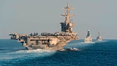 ΤΟ ΑΕΡΟΠΛΑΝΟΦΌΡΟ USS ABRAHAM LINCOLN, ΤΟ ΑΝΤΙΤΟΡΠΙΛΙΚΌ ΑΕΡΆΜΥΝΑΣ HMS DIFFENDER ΚΑΙ ΤΟ ΑΝΤΙΤΟΡΠΙΛΙΚΌ ΠΥΡΑΎΛΩΝ USS FARAGAT ΜΕ ΤΟΝ ΠΥΡΑΥΛΙΚΌ ΦΟΡΈΑ USS LITGOLF ΣΤΟ ΣΤΕΝΌ ΤΟΥ ΟΡΜΟΎΖ