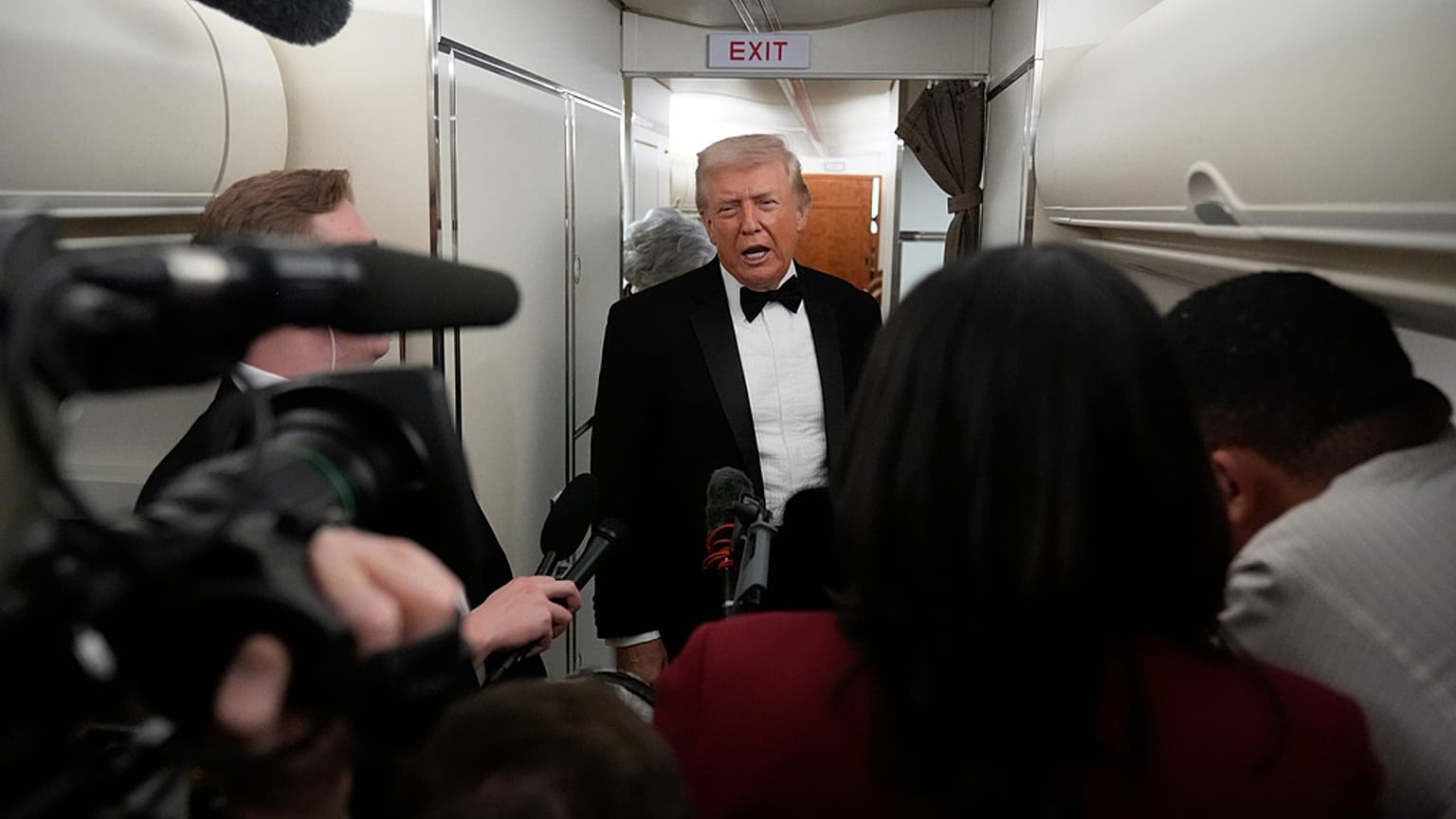 El presidente Donald Trump habla con los periodistas a bordo del Air Force One mientras viaja desde la Base Conjunta Andrews, Maryland, a West Palm Beach, Florida, el sábado 31 de enero de 2026.