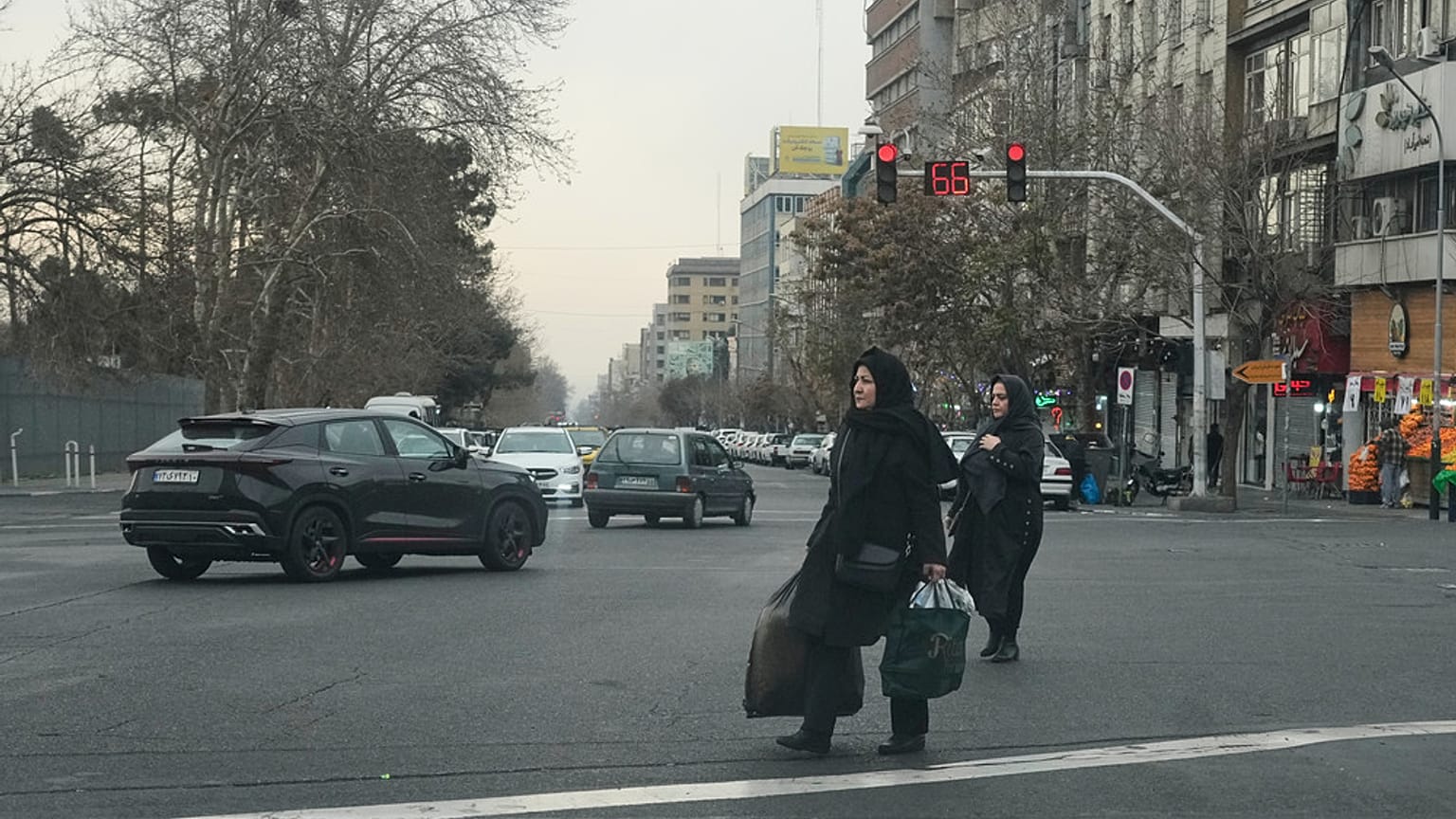 يمر أشخاص عبر تقاطع في وسط مدينة طهران، إيران، يوم الخميس 15 يناير 2026. (تصوير: Vahid Salemi / أسوشيتد برس)