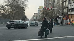 يمر أشخاص عبر تقاطع في وسط مدينة طهران، إيران، يوم الخميس 15 يناير 2026. (تصوير: Vahid Salemi / أسوشيتد برس)