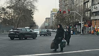 يمر أشخاص عبر تقاطع في وسط مدينة طهران، إيران، يوم الخميس 15 يناير 2026. (تصوير: Vahid Salemi / أسوشيتد برس)