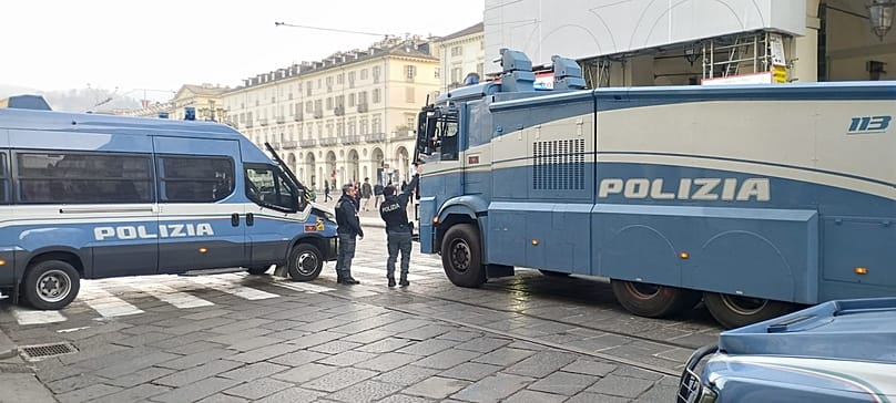 Forças de segurança italianas em prevenção no início da manifestação.