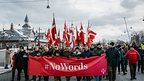 Sabato a Copenaghen, centinaia di veterani danesi hanno inscenato una protesta silenziosa. Molti avevano combattuto con le truppe USA. Corteo da Kastellet all’ambasciata USA.