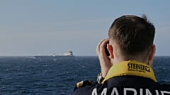 Ein Angehöriger der französischen Marine beobachtet ein Schiff der sogenannten "Schattenflotte" Russlands - Dateifoto