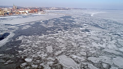 ARCHIVIO: Lastre di ghiaccio alla deriva nel Mar Baltico, vicino a Stralsund, nel nord-est della Germania, domenica 4 marzo 2018.
