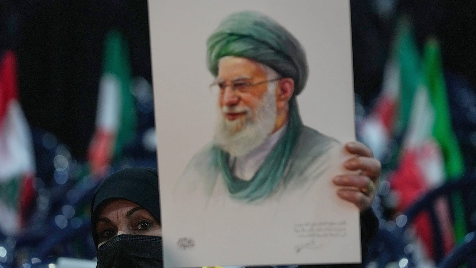 صورة للمرشد الأعلى الإيراني آية الله علي خامنئي خلال تجمع للتعبير عن التضامن مع الحكومة الإيرانية، في الضاحية الجنوبية لبيروت، لبنان، الاثنين 26 كانون الثاني/يناير 2026.