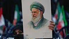 صورة للمرشد الأعلى الإيراني آية الله علي خامنئي خلال تجمع للتعبير عن التضامن مع الحكومة الإيرانية، في الضاحية الجنوبية لبيروت، لبنان، الاثنين 26 كانون الثاني/يناير 2026.