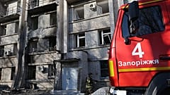 Rettungskräfte arbeiten vor Ort, nachdem eine russische Drohne ein städtisches Entbindungskrankenhaus in Saporischschja, Ukraine, getroffen hat, Sonntag, 1. Februar 2026. (AP Photo/Kateryna Klochko)