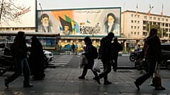 İran'ın başkenti Tahran'da bir caddede insanlar yürüyor, 25 Ocak 2026.