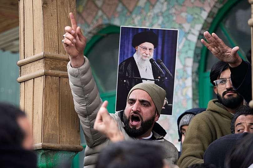يهتف متظاهرون شيعة من كشمير بشعارات ويرفعون صوراً للمرشد الأعلى الإيراني خلال مظاهرة ضد الولايات المتحدة وإسرائيل،يوم الجمعة 16 يناير/كانون الثاني 2026. 