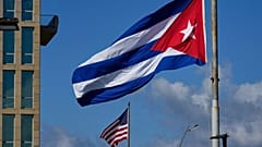 يُنكس العلم الكوبي قرب السفارة الأمريكية في هافانا، كوبا، يوم الاثنين 5 يناير/كانون الثاني 2026.