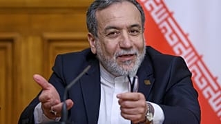 وزير الخارجية الإيراني عباس عراقجي يشير بيده خلال مؤتمر صحفي مشترك مع وزير الخارجية الروسي سيرغي لافروف في قصر زينة موروزوفا في موسكو، الأربعاء 17 ديسمبر/كانون الأول 2025.