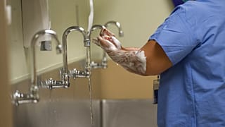  Un trabajador médico se esteriliza antes de participar en un trasplante de riñón en Washington, D.C., martes 28 de junio de 2016.