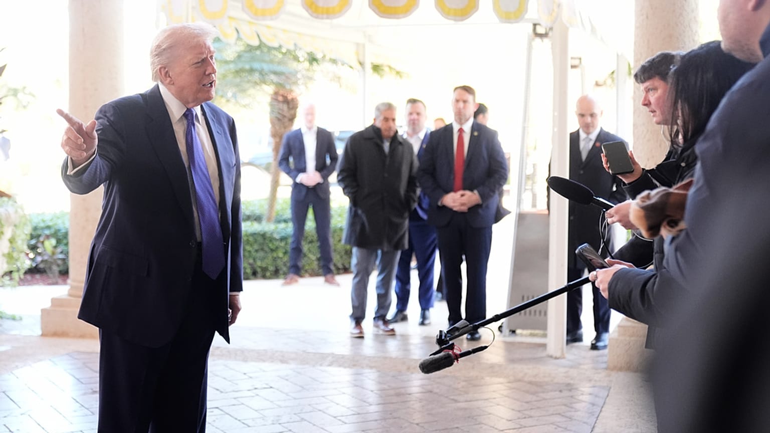  تحدث الرئيس دونالد ترامب إلى الصحفيين في ناديه مار-أ-لاغو، يوم الأحد 1 فبراير/شباط 2026