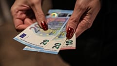 Άτομο ποζάρει με χαρτονομίσματα ευρώ που μόλις έχει βγάλει από ΑΤΜ στη Σόφια, την Πέμπτη 1 Ιανουαρίου 2026, καθώς η χώρα εντάσσεται στην ευρωζώνη.