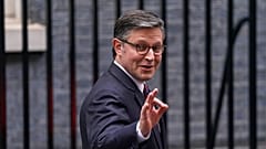 Marszałek Izby Reprezentantów USA Mike Johnson opuszcza Downing Street 10 po spotkaniu z premierem Wielkiej Brytanii Keirem Starmerem w Londynie, poniedziałek, 19 stycznia 2026 r.