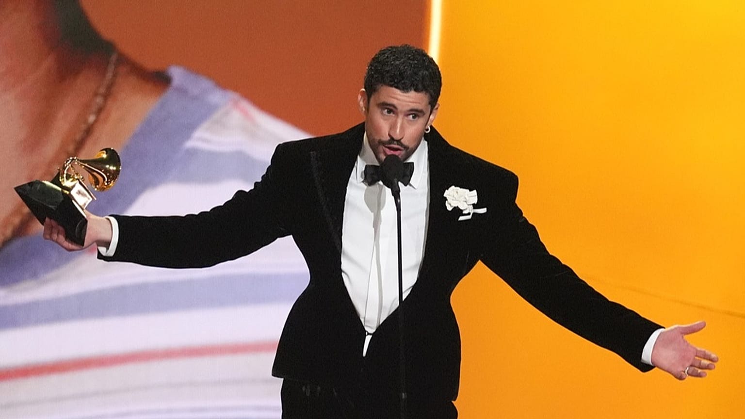 Bad Bunny aceita o prémio de álbum do ano por "Debí Tirar Más Fotos" durante a 68ª edição anual dos Grammy Awards, no domingo, 1 de fevereiro de 2026, em Los Angeles