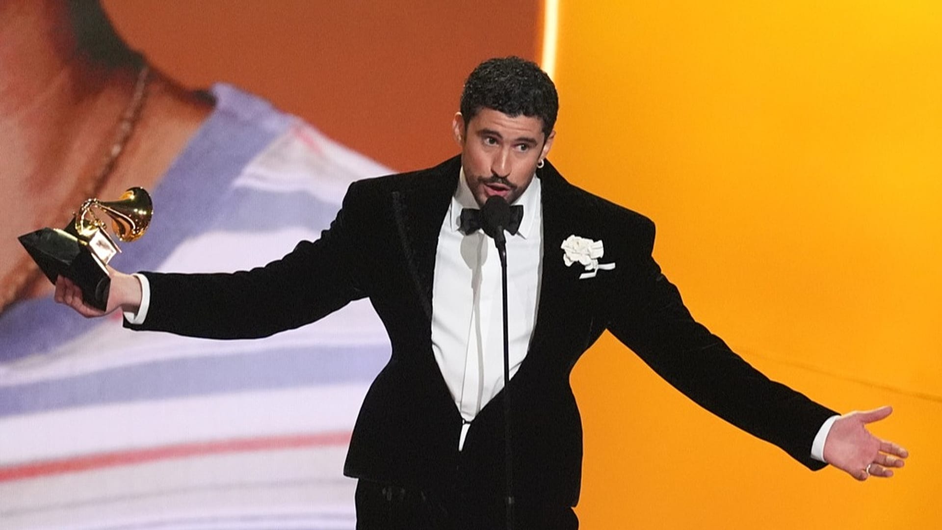 Bad Bunny accetta il premio per l'album dell'anno per "Debí Tirar Más Fotos" durante la 68a edizione dei Grammy Awards, domenica 1 febbraio 2026, a Los Angeles.