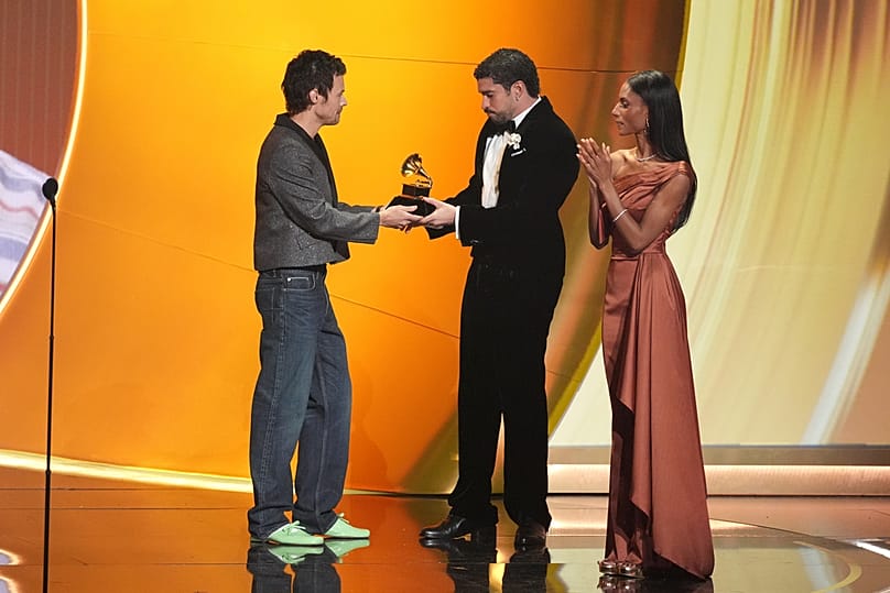 Harry Styles entrega o prémio de álbum do ano a Bad Bunny por "Debí Tirar Más Fotos" durante a 68ª edição anual dos Grammy Awards, no domingo, 1 de fevereiro de 2026, em Los Angeles