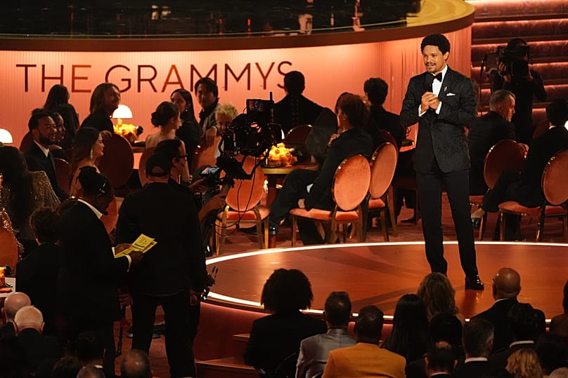 O apresentador Trevor Noah fala durante a 68ª edição anual do Grammy Awards no domingo, 1 de fevereiro de 2026, em Los Angeles