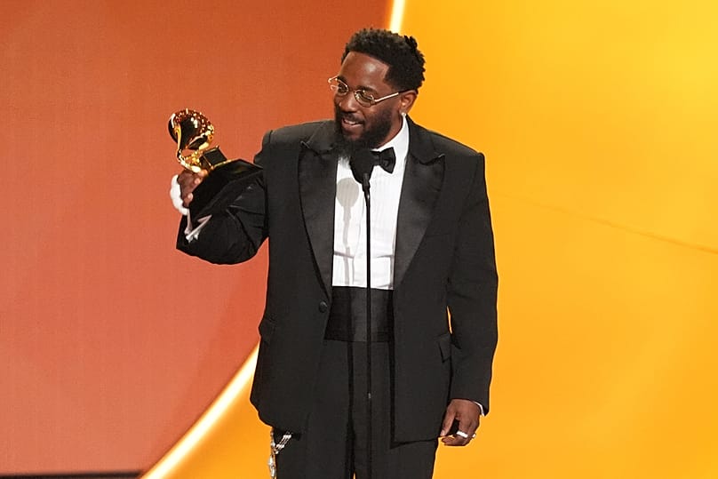 Kendrick Lamar aceita o prémio de melhor álbum de rap por "GNX" durante a 68.ª edição anual dos Grammy Awards, no domingo, 1 de fevereiro de 2026, em Los Angeles