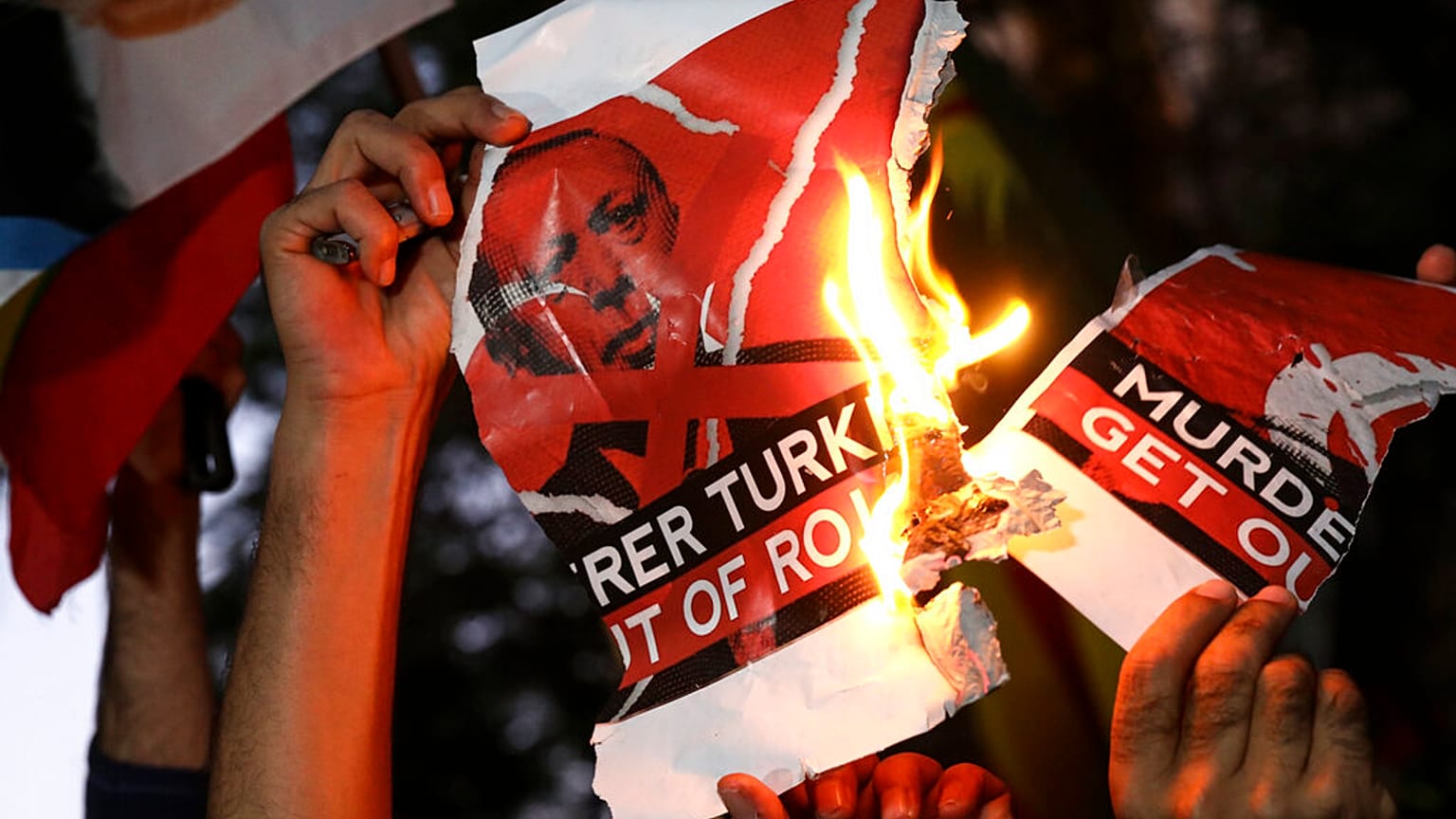 في 12 أكتوبر 2019، يحرق أكراد في أثينا صورة للرئيس التركي أردوغان.