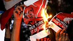 في 12 أكتوبر 2019، يحرق أكراد في أثينا صورة للرئيس التركي أردوغان.