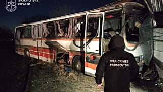 Un procureur chargé des crimes de guerre examine le bus des mineurs de charbon endommagé qui a été touché par un drone russe, faisant 15 morts dans la région de Dnipropetrovsk