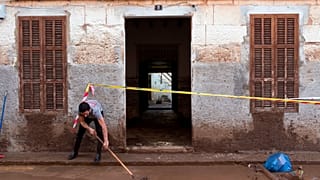 Archivo: Un hombre limpia la calle cerca de su casa tras las inundaciones en Sant Llorenç, Mallorca, España, 11 de octubre de 2018. 