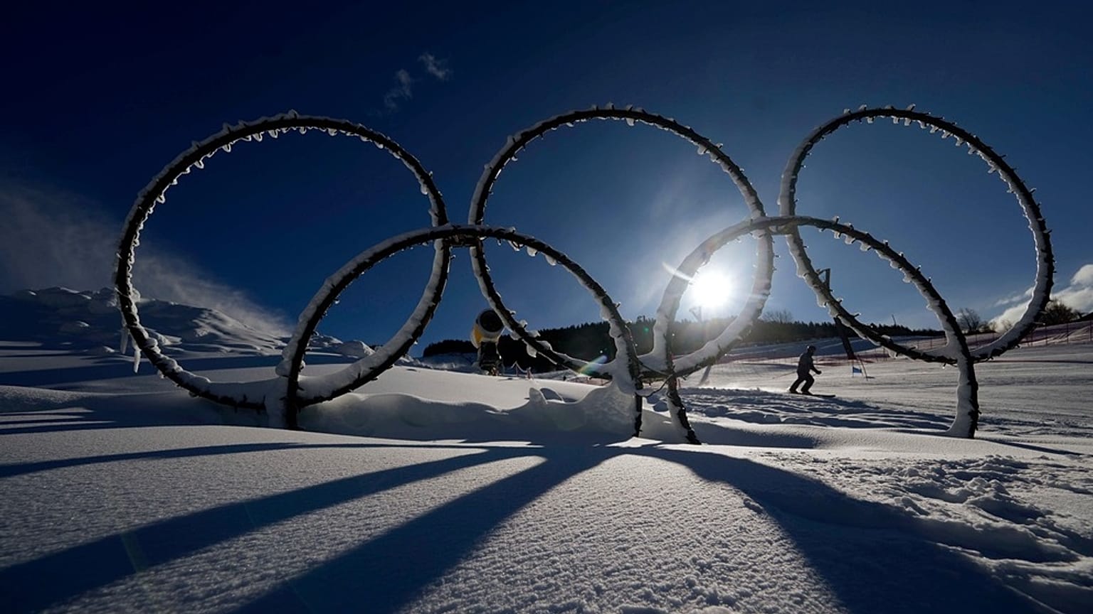 Az olimpiai ötkarika a Stelvio Sícentrum haván Bormióban 2025. január 16-án