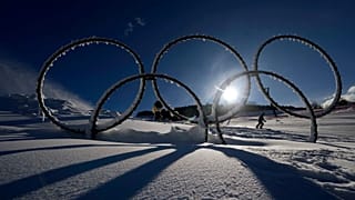 Az olimpiai ötkarika a Stelvio Sícentrum haván Bormióban 2025. január 16-án