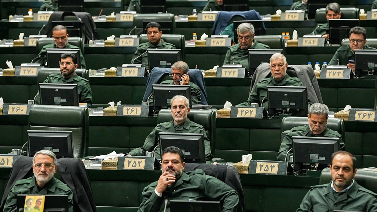  Legisladores iranianos assistem a uma sessão do parlamento enquanto vestem o uniforme da Guarda Revolucionária, em Teerão, a 1 de fevereiro de 2026
