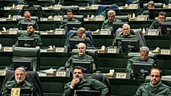  Irańscy prawodawcy uczestniczą w sesji parlamentu w mundurach Gwardii Rewolucyjnej w Teheranie, 1 lutego 2026 r.