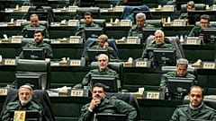 Ιρανοί βουλευτές σε συνεδρίαση της Βουλής με τις στολές των Φρουρών της Επανάστασης