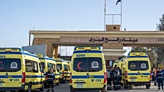 في رفح، تصطف سيارات الإسعاف لدخول معبر رفح من البوابة المصرية، في طريقها إلى قطاع غزة.
