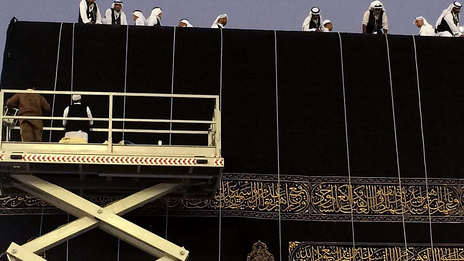Operai sauditi cambiano la livrea alla Mecca, Arabia Saudita, domenica 11 settembre 2016. (Foto AP/Hussein Mala)