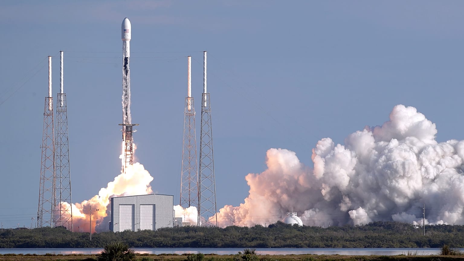 Ένας πύραυλος Falcon 9 της SpaceX με ωφέλιμο φορτίο περίπου 60 δορυφόρων για το ευρυζωνικό δίκτυο Starlink της SpaceX απογειώνεται από το Space Launch Complex 40, Τετάρτη, 29 Ιανουαρίου 2020.