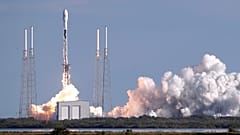 Eine Falcon 9-Rakete von SpaceX mit einer Nutzlast von etwa 60 Satelliten für das Starlink-Breitbandnetz von SpaceX hebt vom Space Launch Complex 40 ab, Mittwoch, 29. Januar 2020