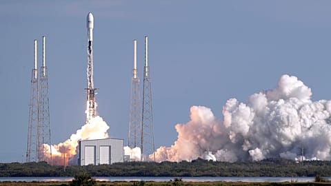 Eine Falcon 9-Rakete von SpaceX mit einer Nutzlast von etwa 60 Satelliten für das Starlink-Breitbandnetz von SpaceX hebt vom Space Launch Complex 40 ab, Mittwoch, 29. Januar 2020