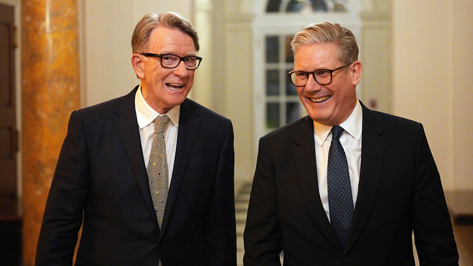 FILE: Il primo ministro britannico Keir Starmer parla con l'ambasciatore britannico negli Stati Uniti Peter Mandelson durante un ricevimento di benvenuto nella sua residenza a Washington. 26 febbraio 2025 