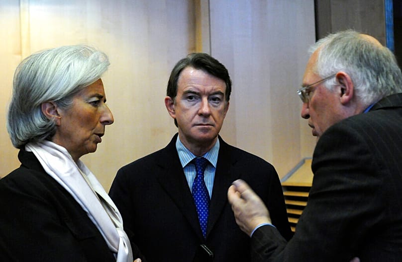Il Commissario europeo Guenter Verheugen e Christine Lagarde parlano con il Segretario di Stato britannico Peter Mandelson a Bruxelles, 16 gennaio 2009.