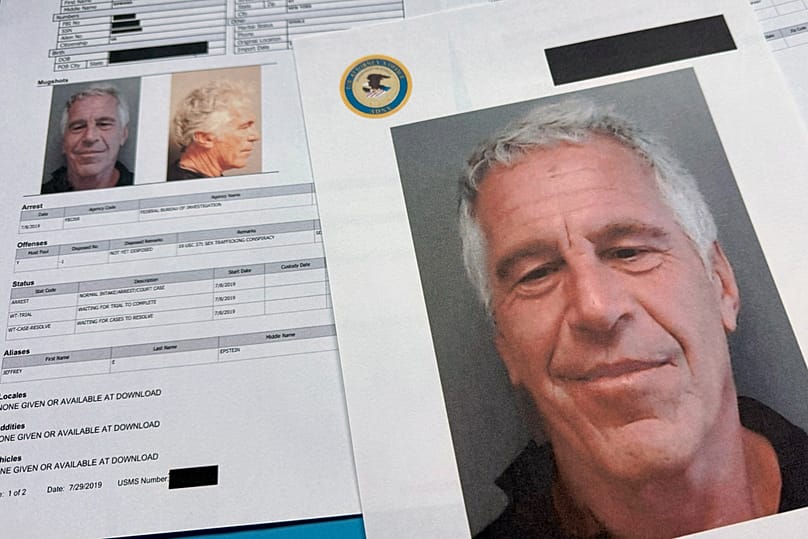 I documenti inclusi nel rilascio dei file di Jeffrey Epstein da parte del Dipartimento di Giustizia degli Stati Uniti sono fotografati il 2 gennaio 2026.