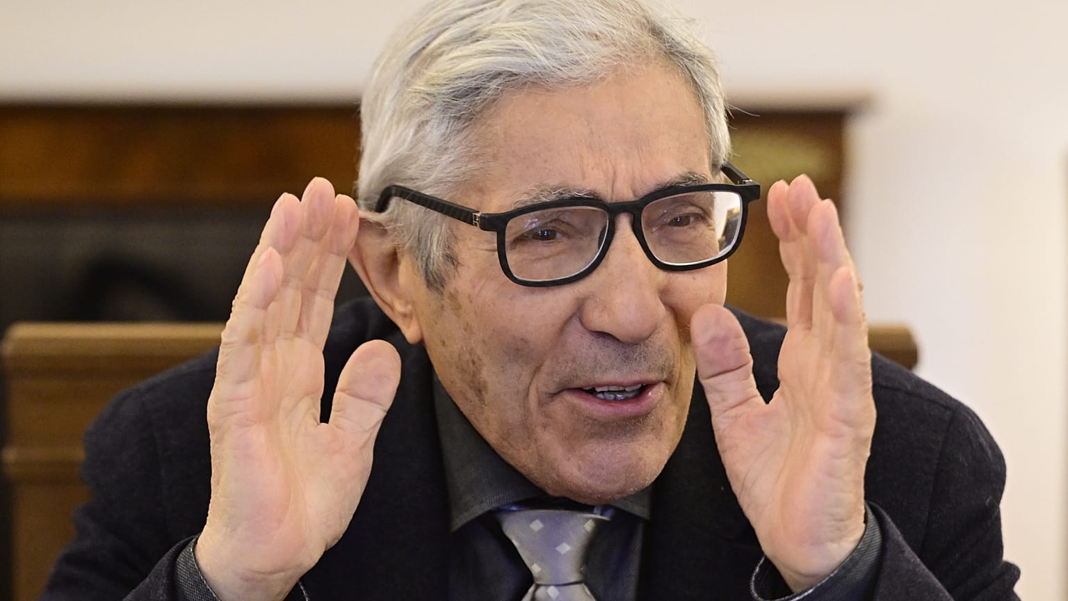 الروائي الفرنسي بوعلام سانسال يشير بيده قبل اجتماعه مع الرئيس الألماني فرانك-فالتر شتاينماير، في القصر الرئاسي في برلين، الخميس 8 يناير 2026