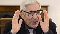 Ο Γάλλος συγγραφέας Μπουαλέμ Σανσάλ κάνει χειρονομίες πριν από τη συνάντησή του με τον Γερμανό πρόεδρο Φρανκ-Βάλτερ Σταϊνμάγερ, στο προεδρικό μέγαρο στο Βερολίνο, Πέμπτη, 8 Ιανουαρίου 2026