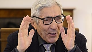 الروائي الفرنسي بوعلام سانسال يشير بيده قبل اجتماعه مع الرئيس الألماني فرانك-فالتر شتاينماير، في القصر الرئاسي في برلين، الخميس 8 يناير 2026