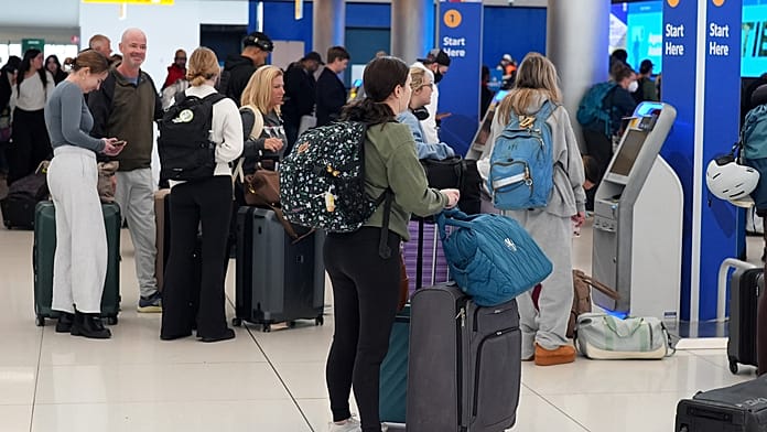 Come evitare code estive di 5-6 ore: la guida essenziale per viaggiatori 1 Controlli biometrici aeroportuali UE