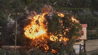 تصاعد ألسنة اللهب من مبنى استُهدف بغارة جوية إسرائيلية في بلدة عين قانا جنوب لبنان، بتاريخ 2 فبراير 2026.