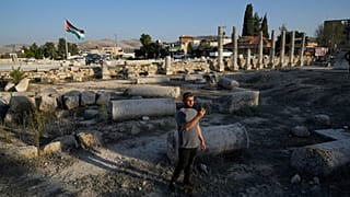 زائر فلسطيني يلتقط صورة في الموقع التاريخي الروماني بمدينة سبسطية في الضفة الغربية، يوم الخميس 20 نوفمبر 2025